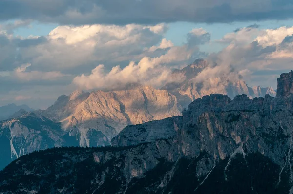 Passo di Giau, İtalyan Dolomites gün batımında