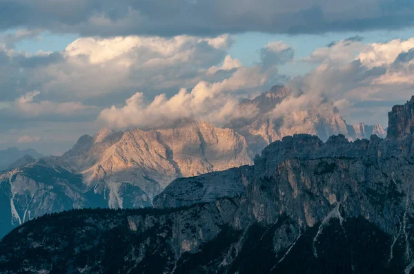 Passo di Giau, İtalyan Dolomites gün batımında
