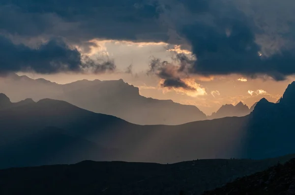 Pôr do sol no Passo di Giau, nas Dolomitas italianas — Fotografia de Stock