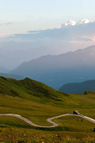 Puesta de sol en el Passo di Giau, en los Dolomitas italianos —  Fotos de Stock