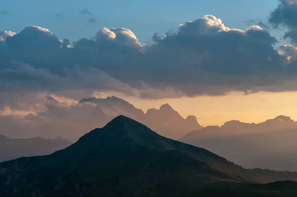 Pôr do sol no Passo di Giau, nas Dolomitas italianas — Fotografia de Stock