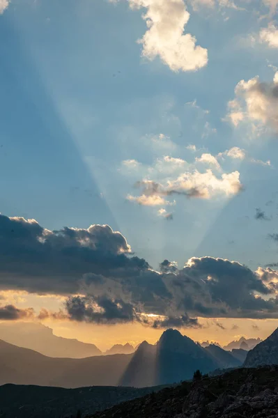 Puesta de sol en el Passo di Giau, en los Dolomitas italianos —  Fotos de Stock