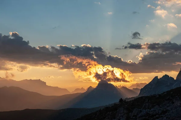 Pôr do sol no Passo di Giau, nas Dolomitas italianas — Fotografia de Stock