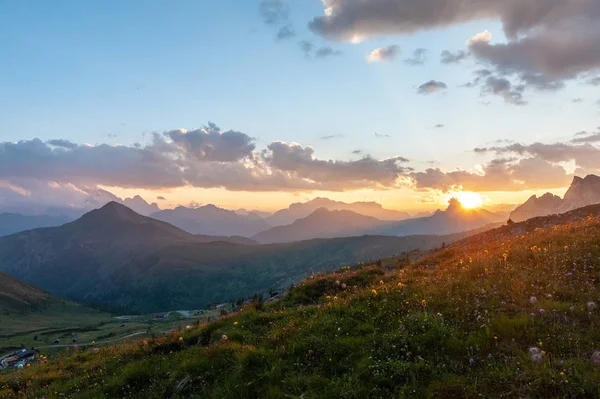 Passo di Giau, İtalyan Dolomites gün batımında