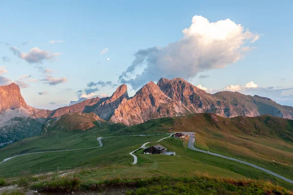 Puesta de sol en el Passo di Giau, en los Dolomitas italianos —  Fotos de Stock