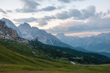Passo di Giau, İtalyan Dolomites gün batımında