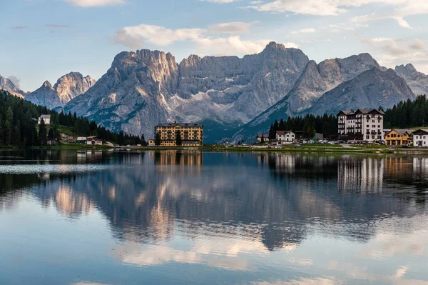 Reflexiones en el Lago Misurina — Foto de Stock