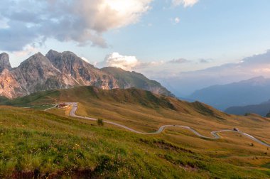 Passo di Giau, İtalyan Dolomites gün batımında