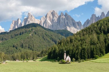 Kilise St. Johann in İtalyan Dolomites içinde Ranui