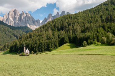 Kilise St. Johann in İtalyan Dolomites içinde Ranui