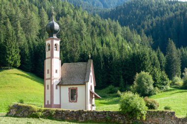 Kilise St. Johann in İtalyan Dolomites içinde Ranui