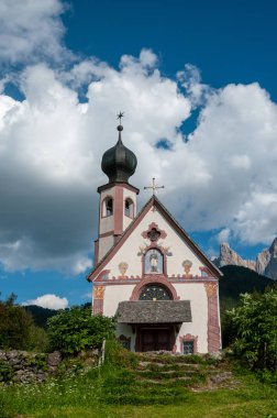 Kilise St. Johann in İtalyan Dolomites içinde Ranui
