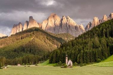 Kilise St. Johann in Ranui gün batımında