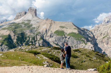 Bir yaz öğleden sonra İtalyan Alpleri'nde Dolomites içinde Tre Cime yakınındaki bir resim çekmek için oğlu öğretim baba.