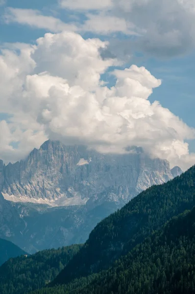 İtalyan Dolomites sahnede dağ