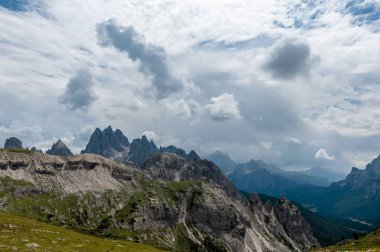 Dağ doruklarına Tre Cime Tabiat Parkı