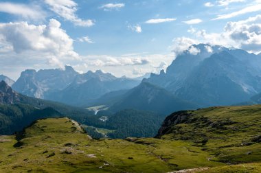 Dağ doruklarına Tre Cime Tabiat Parkı