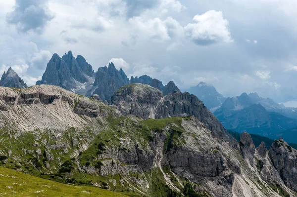 Hegycsúcsok, a Tre Cime természeti park — Stock Fotó