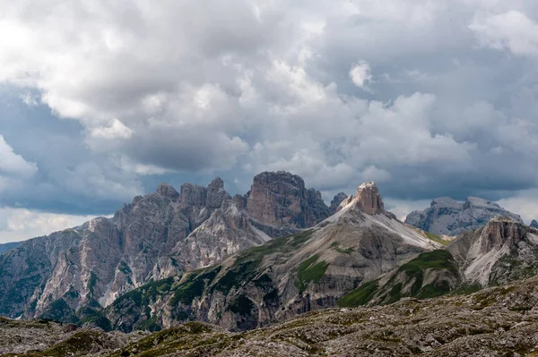 Hegycsúcsok, a Tre Cime természeti park — Stock Fotó