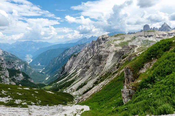 Hegycsúcsok, a Tre Cime természeti park — Stock Fotó