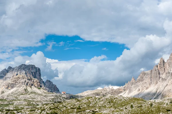 Hegycsúcsok, a Tre Cime természeti park — Stock Fotó