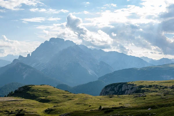 Hegycsúcsok, a Tre Cime természeti park — Stock Fotó