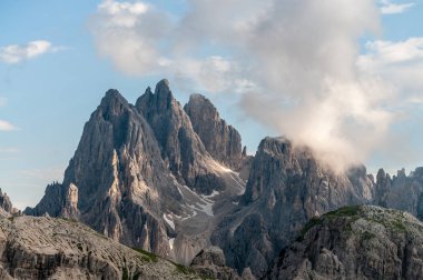 Dağ doruklarına Tre Cime Tabiat Parkı