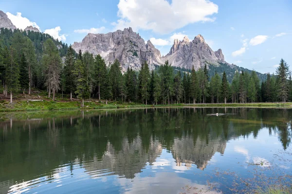 Reflexión en un lago — Foto de Stock