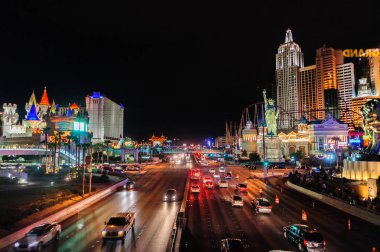 Las Vegas, Nv. 03 Ağustos 2017. Gece New York bölgesinde otoyolda yoğun trafiği olan Las Vegas Strip, bir kadeh. Popüler turistik şehir Las Vegas strip yer.