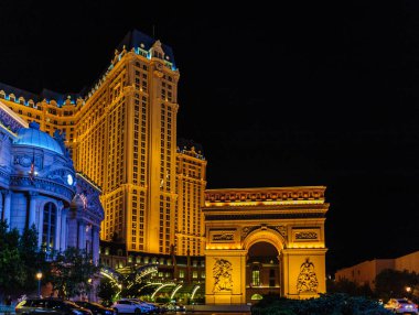 Las Vegas, Nv. 03 Ağustos 2017. Arc De Triomphe Las Vegas şeridi boyunca Replicat gece vurdu. Popüler turistik şehir Las Vegas strip yer.