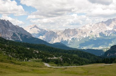İtalyan Dolomites, Giau geçişte bir yaz öğleden sonra yakınındaki dağ sahne.