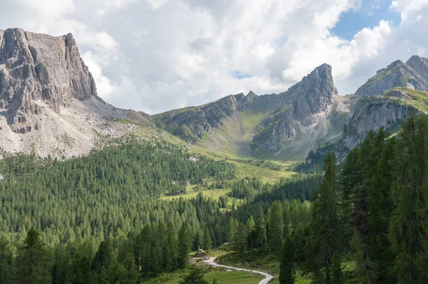 イタリアのドロミテの山の風景 — ストック写真