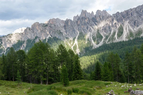 Paisaje de montaña de los Dolomitas italianos — Foto de Stock