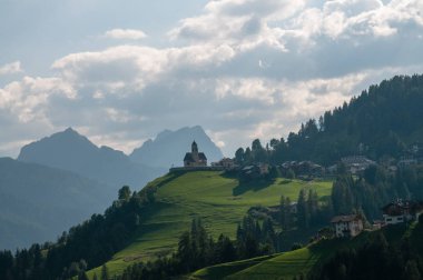 İtalyan Dolomites sahnede dağ