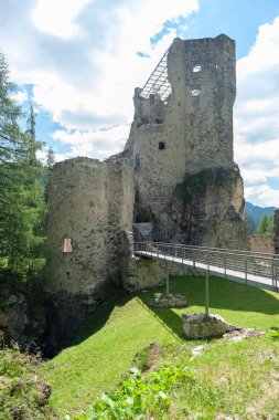 Olld harap Castle Andraz İtalyanca Dolomit dağlarda kalıntıları. 2018 yaz öğleden sonra.
