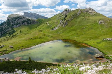 İtalyan Dolomites sahnede dağ