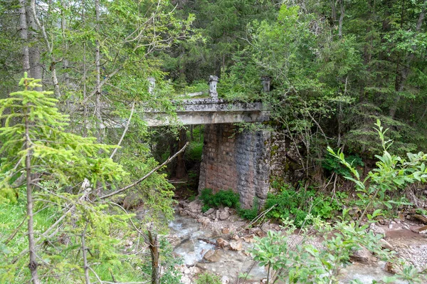 Un vecchio ponte abbandonato — Foto Stock