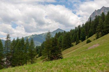 Bir güzel yaz öğleden sonra üzerinde İtalyan Dolomites engebeli Alp dağlarında izlenimi.