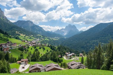 İtalyan Dolomites sahnede dağ