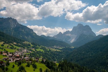 İtalyan Dolomites sahnede dağ