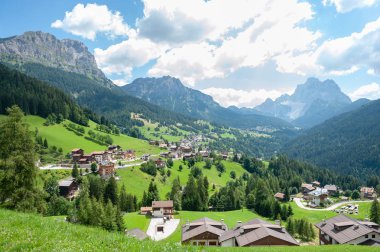 İtalyan Dolomites sahnede dağ
