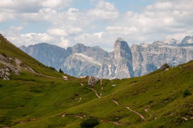 İtalyan Dolomites sahnede dağ