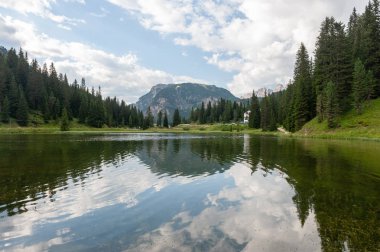 Lago Misurina İtalyan Dolomites içinde