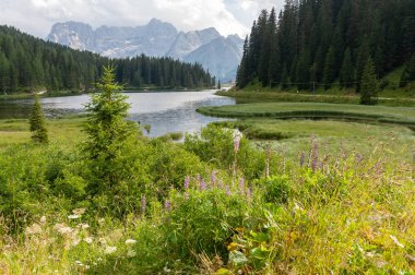 Lago Misurina İtalyan Dolomites içinde