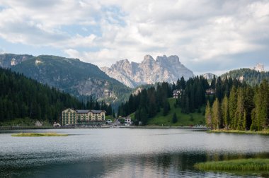 Lago Misurina İtalyan Dolomites içinde