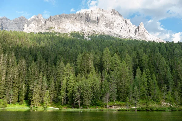 Lago Misurina İtalyan Dolomites içinde — Stok fotoğraf