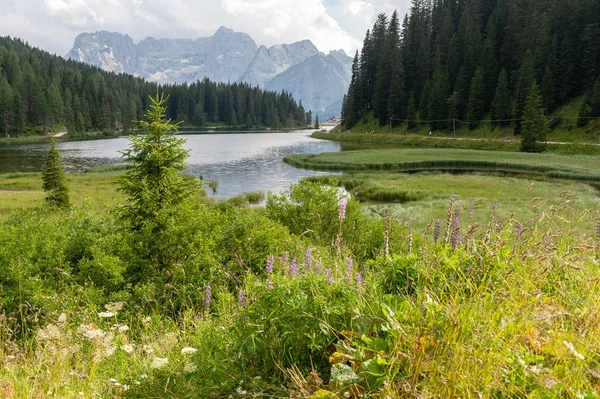 Lago Misurina en los Dolomitas Italianos — Foto de Stock