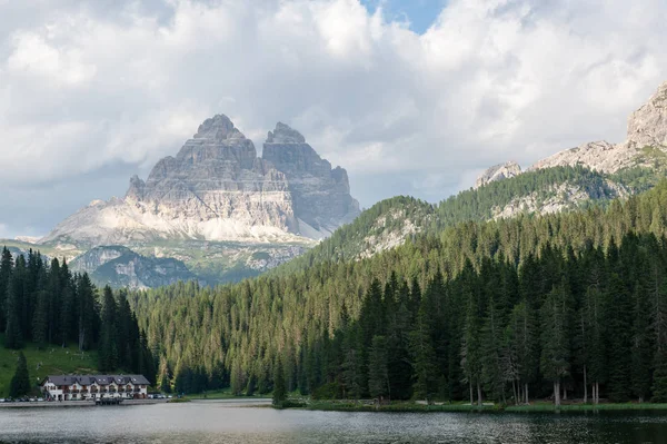 Lago Misurina en los Dolomitas Italianos — Foto de Stock