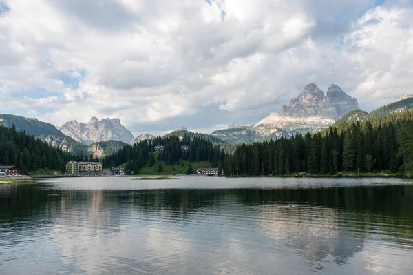 Impression Buildings Shoreline Mountains Reflected Lake Misurina Italian Dolomites Summers — Stock Photo, Image