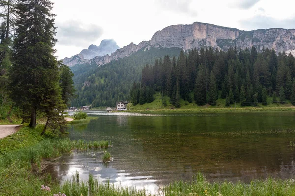 Lago Misurina en los Dolomitas Italianos — Foto de Stock